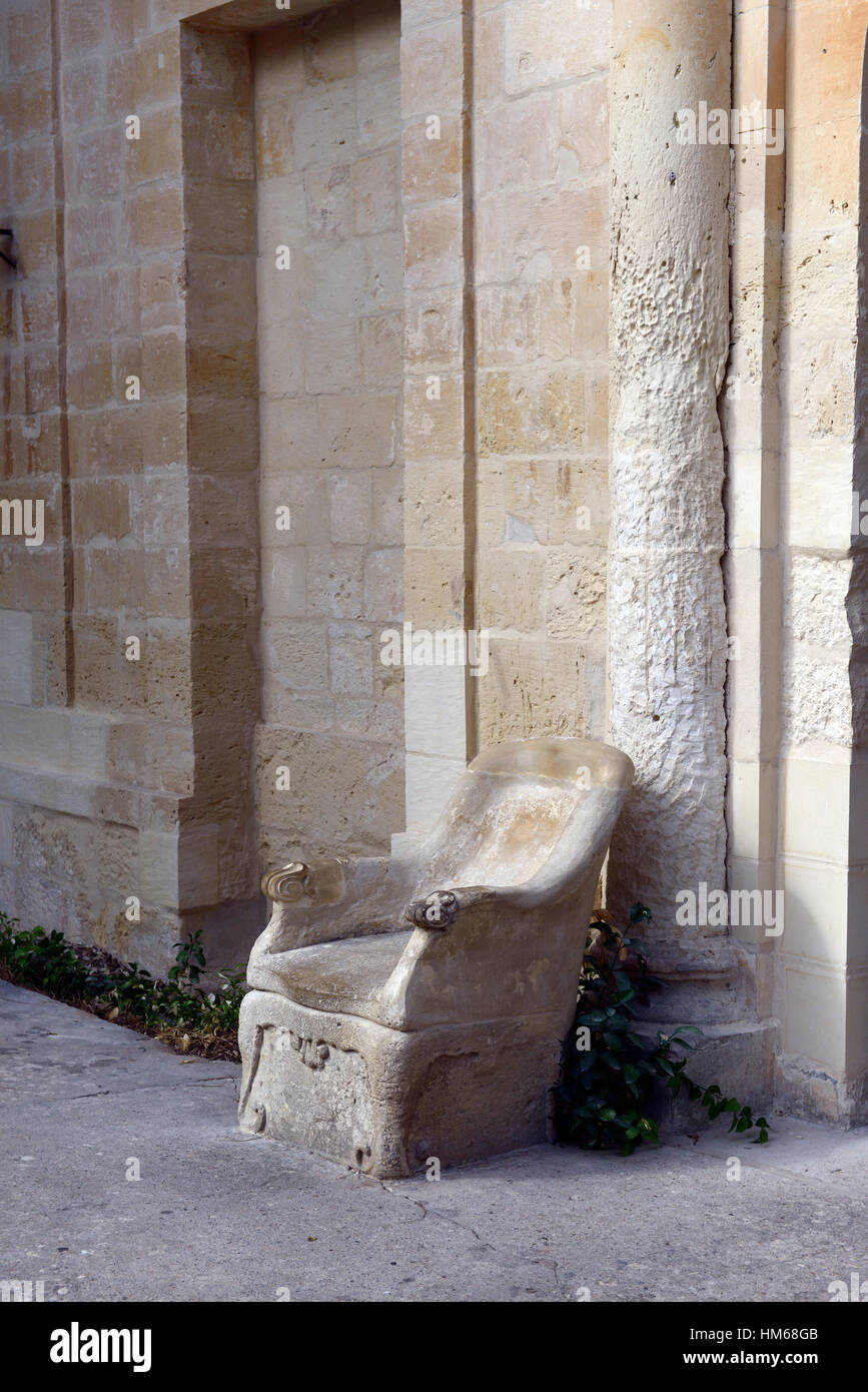 Scolpito in pietra arenaria scolpita sede sedie a guardia di guardia ingresso Palazzo Presidenziale Attard Malta RM Mondo Foto Stock