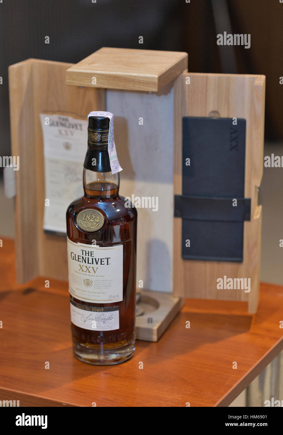 KIEV, UCRAINA - 21 novembre 2015: Il Glenlivet 25 anni Single Malt Scotch Whisky bottiglia e box closeup sul display in ucraino 1Whisky di DRAM Foto Stock