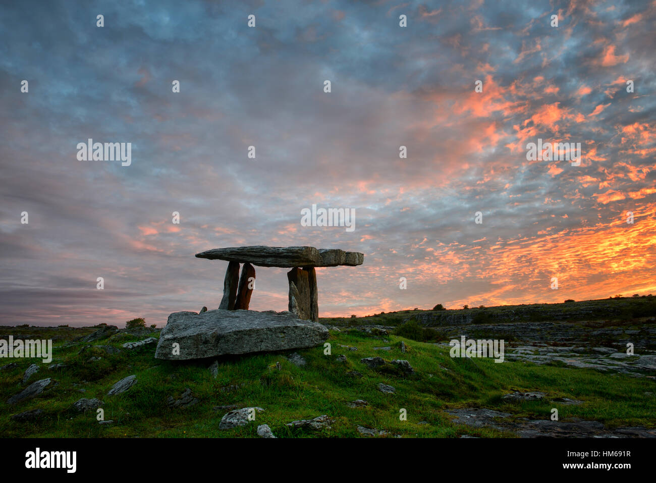 Poulnabrone dolmen tomba del portale sunrise burren paesaggio carsico selvaggio modo atlantico Clare Irlanda occidentale storica di storia Foto Stock