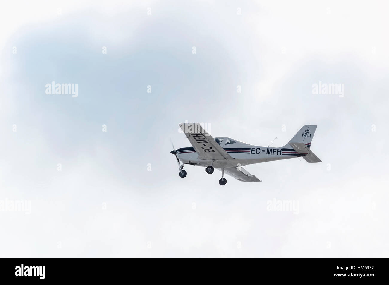 Aeromobili leggeri TECNAM P2002 Sierra. Questo piano è per lo più gestiti da privati e scuole di volo. Giorno nuvoloso. Foto Stock