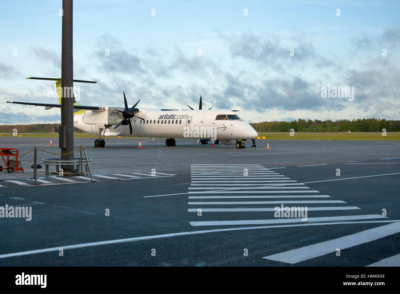 RIGA, Lettonia - 03 giugno: AirBaltic Bombardier Dash 8 Q400 NextGen aeromobili parcheggiati in Riga Aeroporto Internazionale di mattina presto a giugno 03, 2012 in Ri Foto Stock