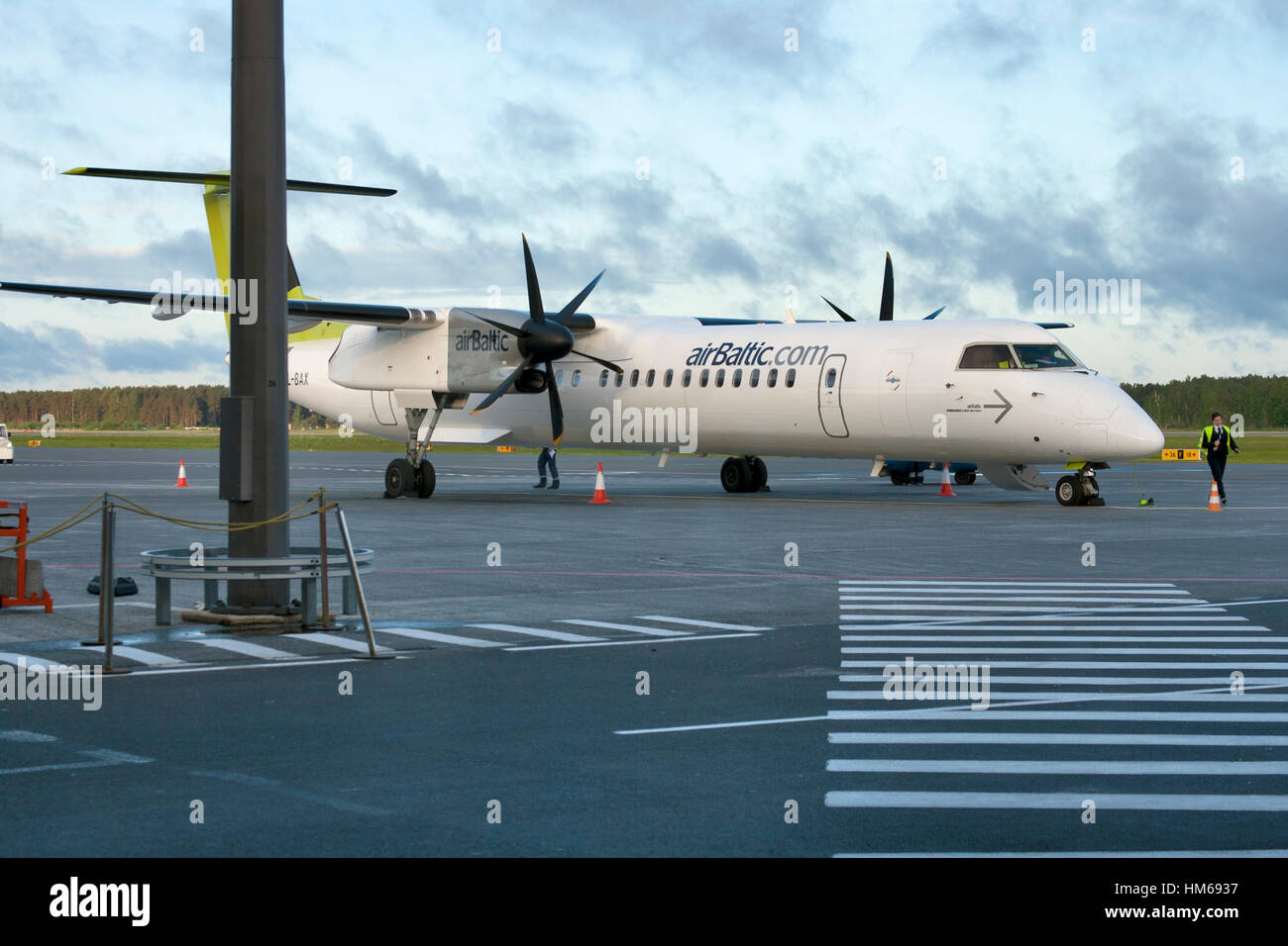 RIGA, Lettonia - 03 giugno: AirBaltic Bombardier Dash 8 Q400 NextGen aeromobili parcheggiati in Riga Aeroporto Internazionale di mattina presto a giugno 03, 2012 in Ri Foto Stock
