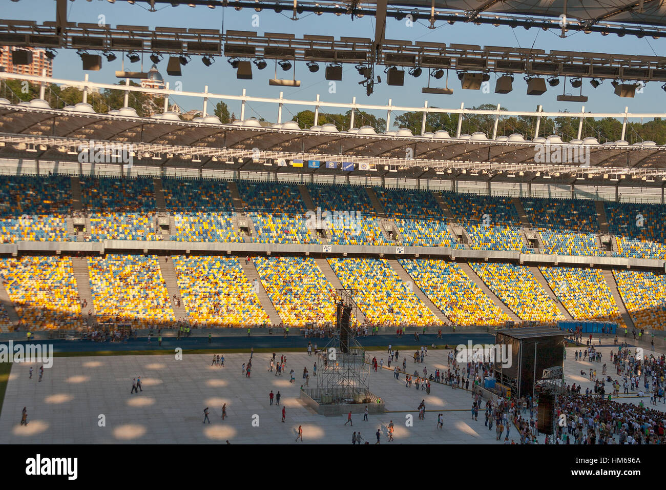 KIE, Ucraina - 25 Luglio: un grande gruppo di spettatori attendere per l'avvio di Red Hot Chili Peppers rock band concerto presso lo Stadio Olimpico. Foto Stock