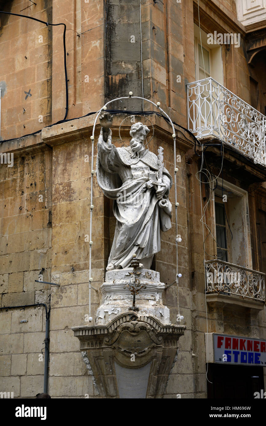 Sant'Elia Elia Profeta statua scultura all'aperto al di fuori angolo di strada la religione iconografia religiosa La Valletta Malta Foto Stock