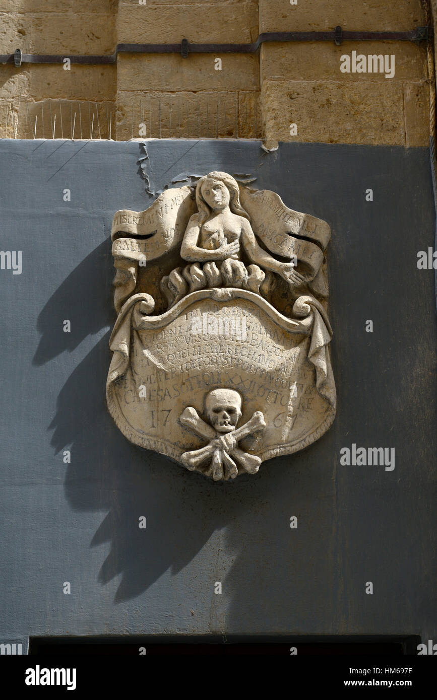 Cranio crossbones cornicione di scultura in pietra arenaria su porta porta mortuaria crematorio valletta Malta RM Mondo Foto Stock