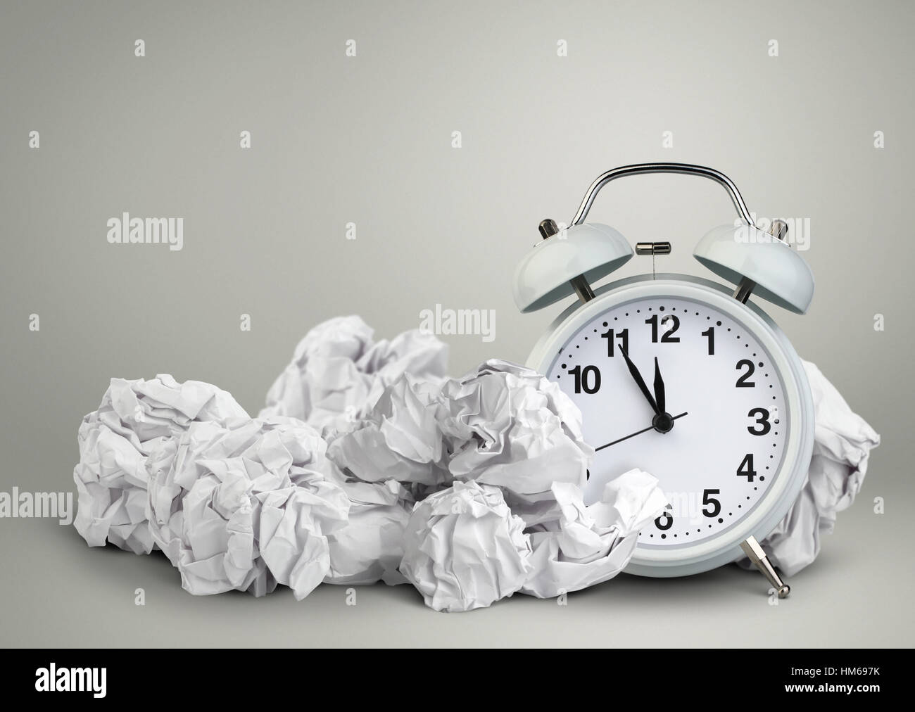 Orologio e clumpled peper, rifiuti del concetto di tempo Foto Stock