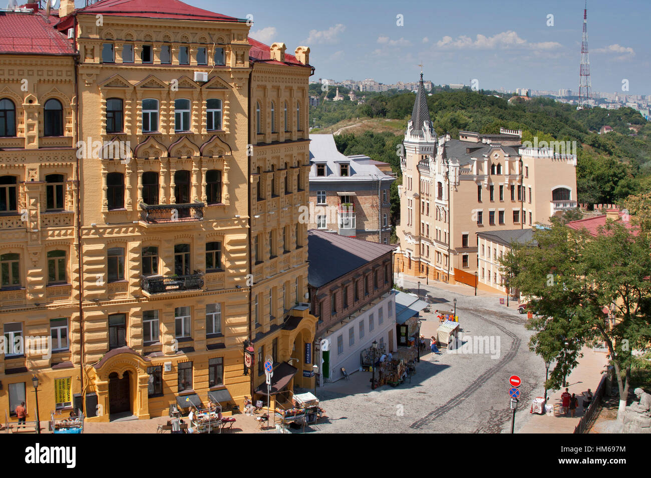 Kiev, Ucraina - 27 Luglio 2012: Alta Vista della discesa Andriyivskyy street con il castello di Riccardo Cuor di leone sulla destra a Kiev in Ucraina. Foto Stock