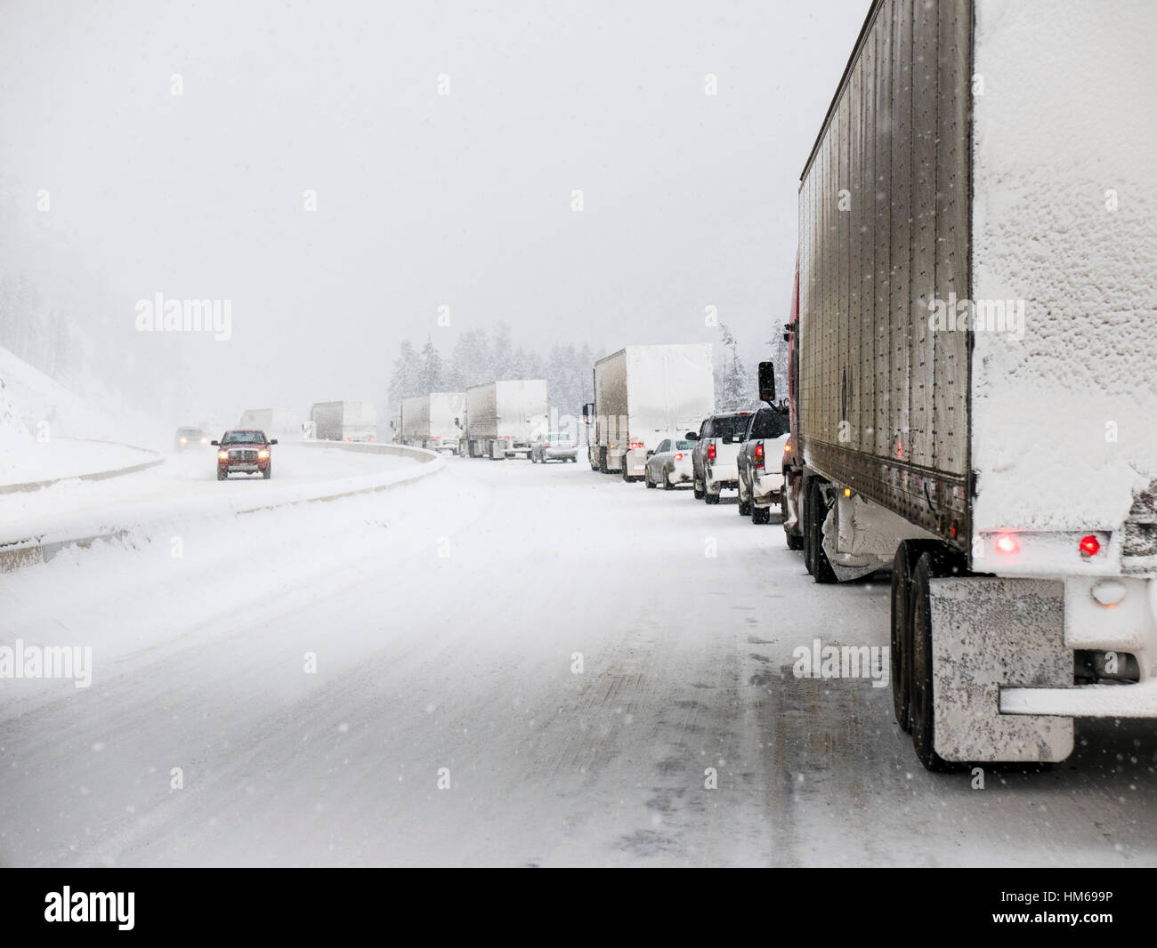 Nevoso inverno scena di automobili e camion sulla Trans-Canada Highway vicino a Golden; British Columbia; Canada Foto Stock