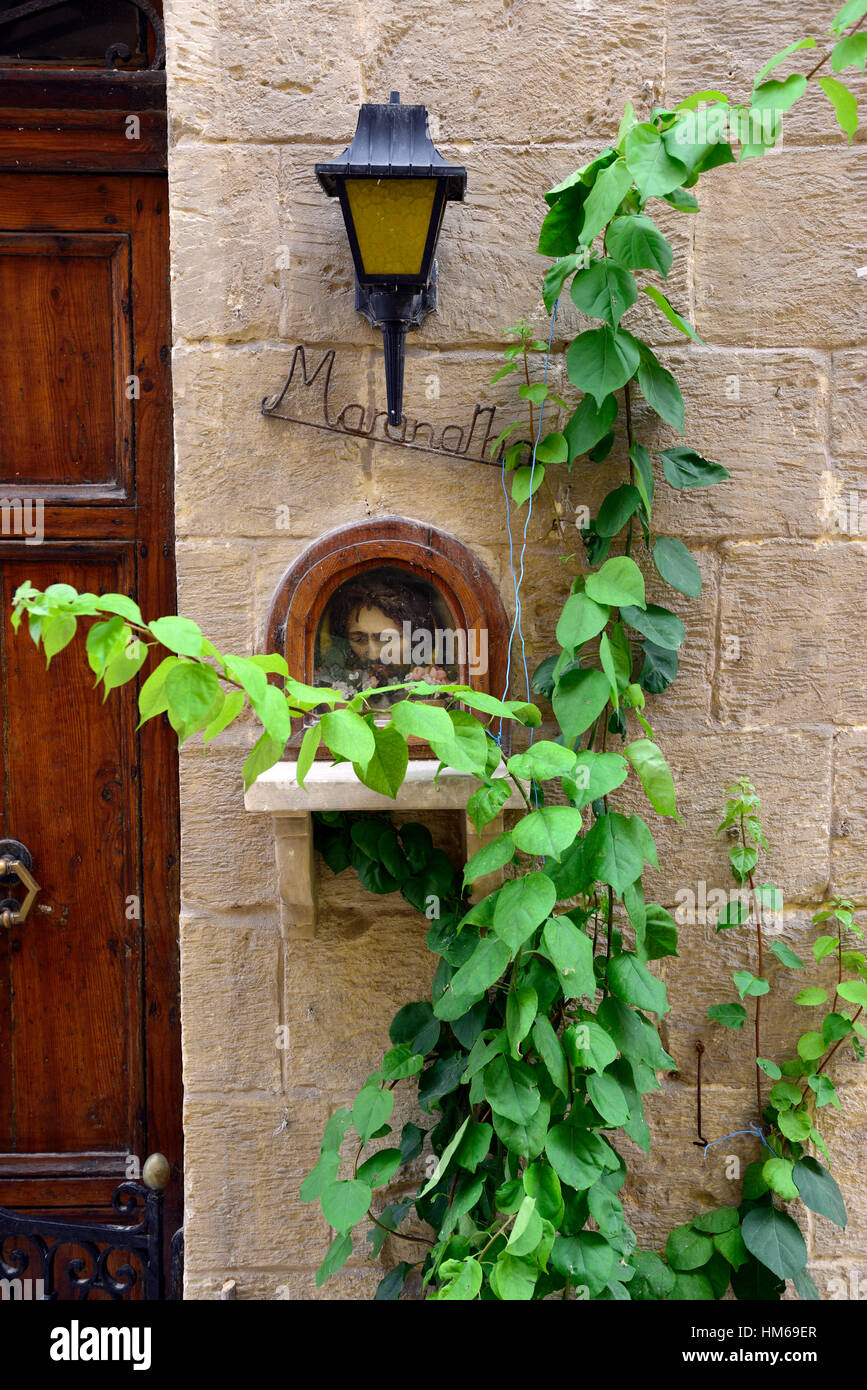 Figura religiosa emblema porta via laterale a La Valletta Malta classic stile classico elegante ingresso di casa mantenuto RM Mondo Foto Stock