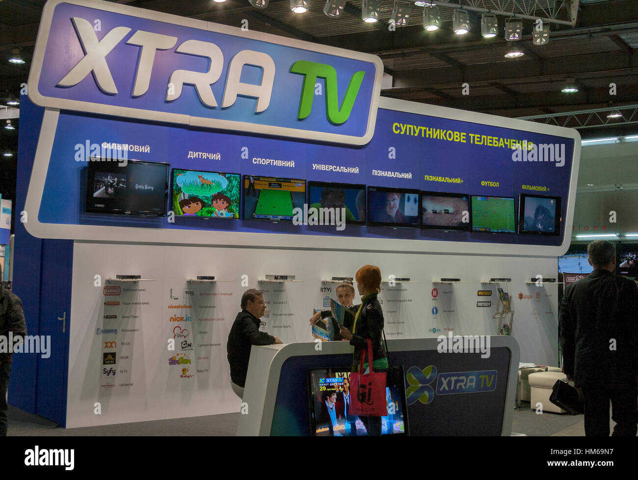 Visitatori visitare XTRA TV satellite provider azienda stand a Kiev mostra  e convegno internazionale nel settore broadcast 2012 a Kiev in Ucraina. E  Foto stock - Alamy