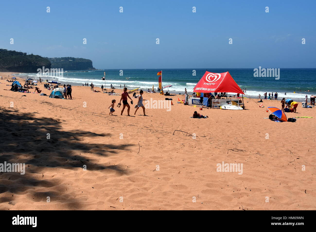 Sydney, Australia - Jan 29, 2017. La gente a rilassarci in spiaggia su una calda domenica nel periodo estivo. Newport Beach, Sydney, NSW, Australia. Foto Stock