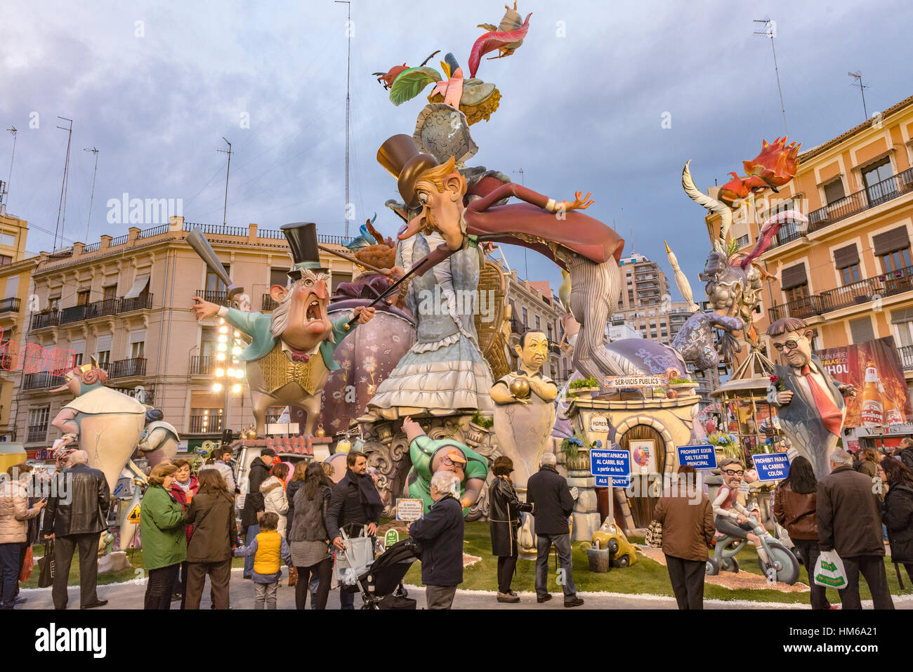 Persone ammirando le sculture al Fallas di Valencia Festival in Spagna 2016 Foto Stock