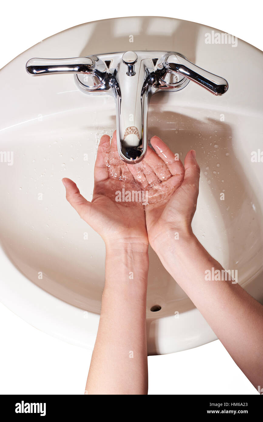 Vista superiore sciacquare le mani con acqua nel lavello isolato Foto Stock