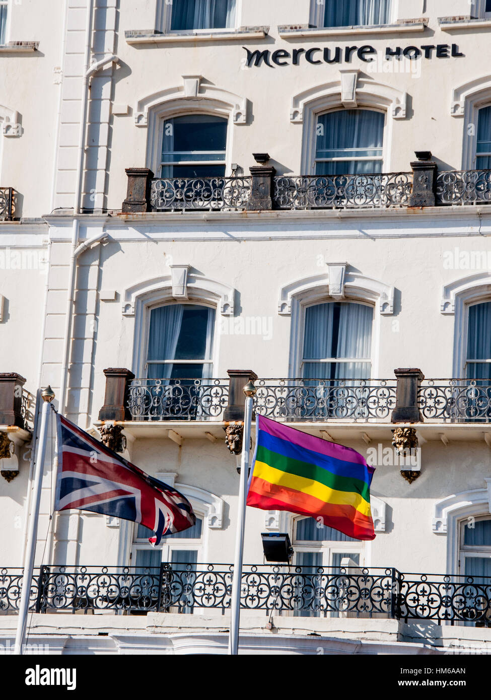 Immagine del Mercure Hotel e British Jack flag e orgoglio tricolore in Brighton durante il Festival di orgoglio Foto Stock