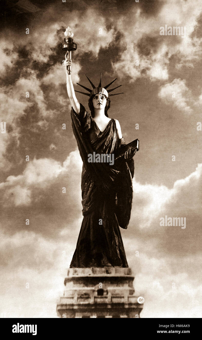 Per salvare il suo da Hun - Acquistare obbligazioni Liberty. Da una fotografia poste per da Miss Francesco Fairchild, un 1918 esordiente di New York, nel nome della quarta libertà prestito. Agosto 1918. Underwood & Underwood. (Guerra Dept.) Data esatta Shot NARA sconosciuto file #: 165-WW-458C-20 guerra & CONFLITTO PRENOTA #: 509 Foto Stock