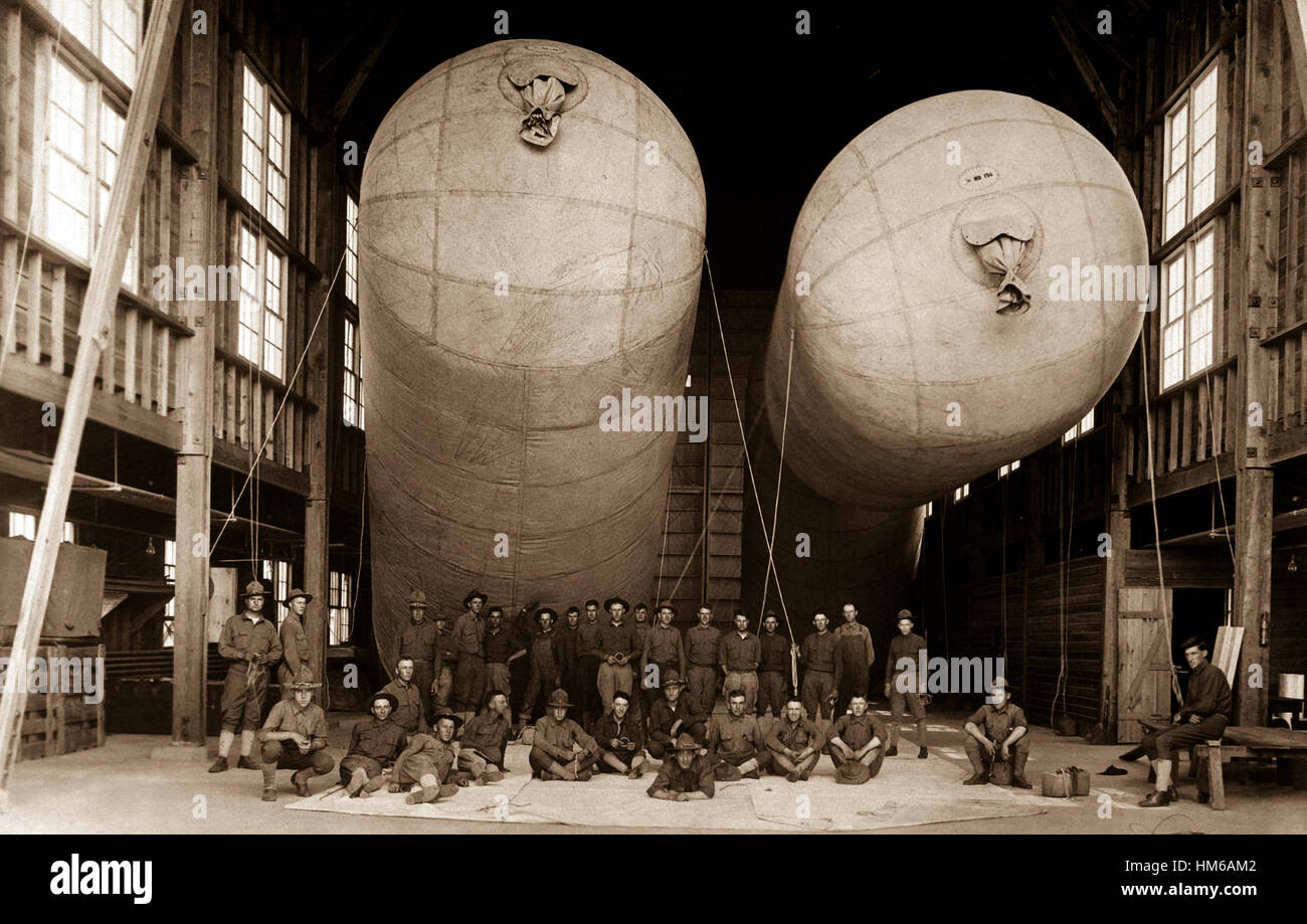 Tre 5.000 piedi cubici infermiera palloncini in hangar. Fort cantonale, OK, 1 maggio 1918. (Guerra Dept.) Nara il file #: 165-WW-64A-26 guerra & CONFLITTO PRENOTA #: 578 Foto Stock