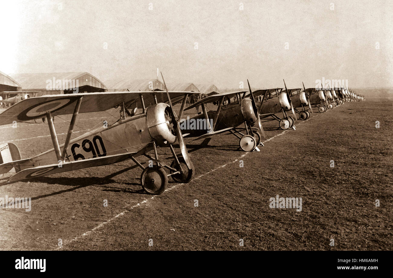Venti-sei aerei di linea per insepction, campo di aviazione, Issoudon, Francia. Aprile 1918. (Esercito) Data esatta Shot NARA sconosciuto file #: 111-SC-10302 guerra & CONFLITTO PRENOTA #: 590 Foto Stock