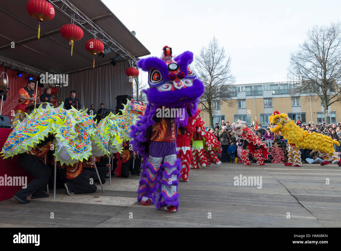 ROTTERDAM, OLANDA - 28 gennaio 2016: la danza del Leone di dimostrazione di apertura durante la celebrazione del capodanno cinese di Rotterdam il 28 gennaio 2017, questa vigilia Foto Stock