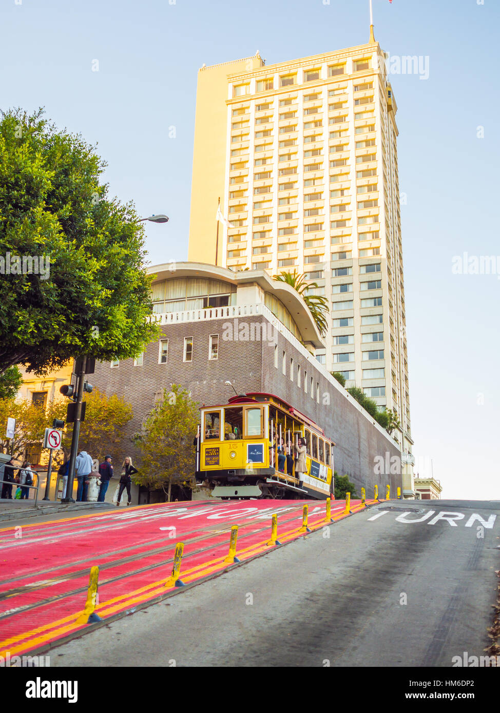 San Francisco, California, Stati Uniti d'America - 10 Novembre 2015: Il San Francisco cable car system, un'icona di San Francisco, è il mondo del ultimo azionare manualmente Foto Stock