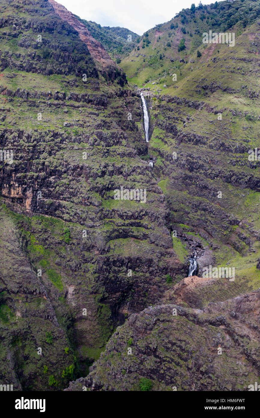 Vista aerea di cascate nel Canyon di Waimea sulla Kauai, Hawaii, Stati Uniti d'America. Foto Stock