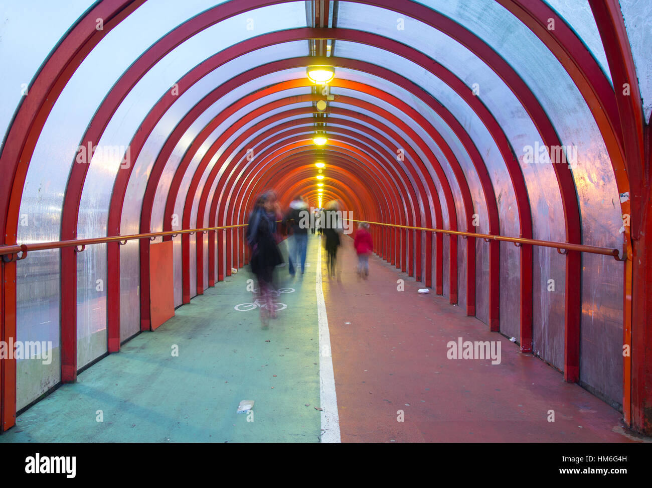 Gente che cammina in un tunnel pedonale e pista ciclabile Foto Stock