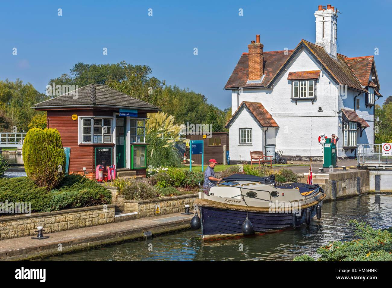 Una barca in Goring bloccare Goring On Thames Oxfordshire UK Foto Stock