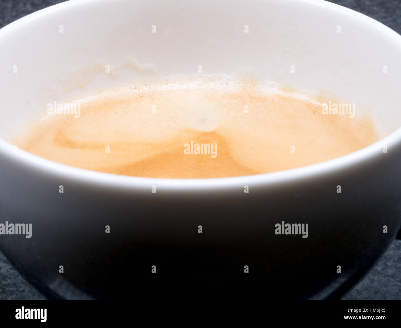 Un bianco tazza di caffè che mostra un espresso crema Foto Stock