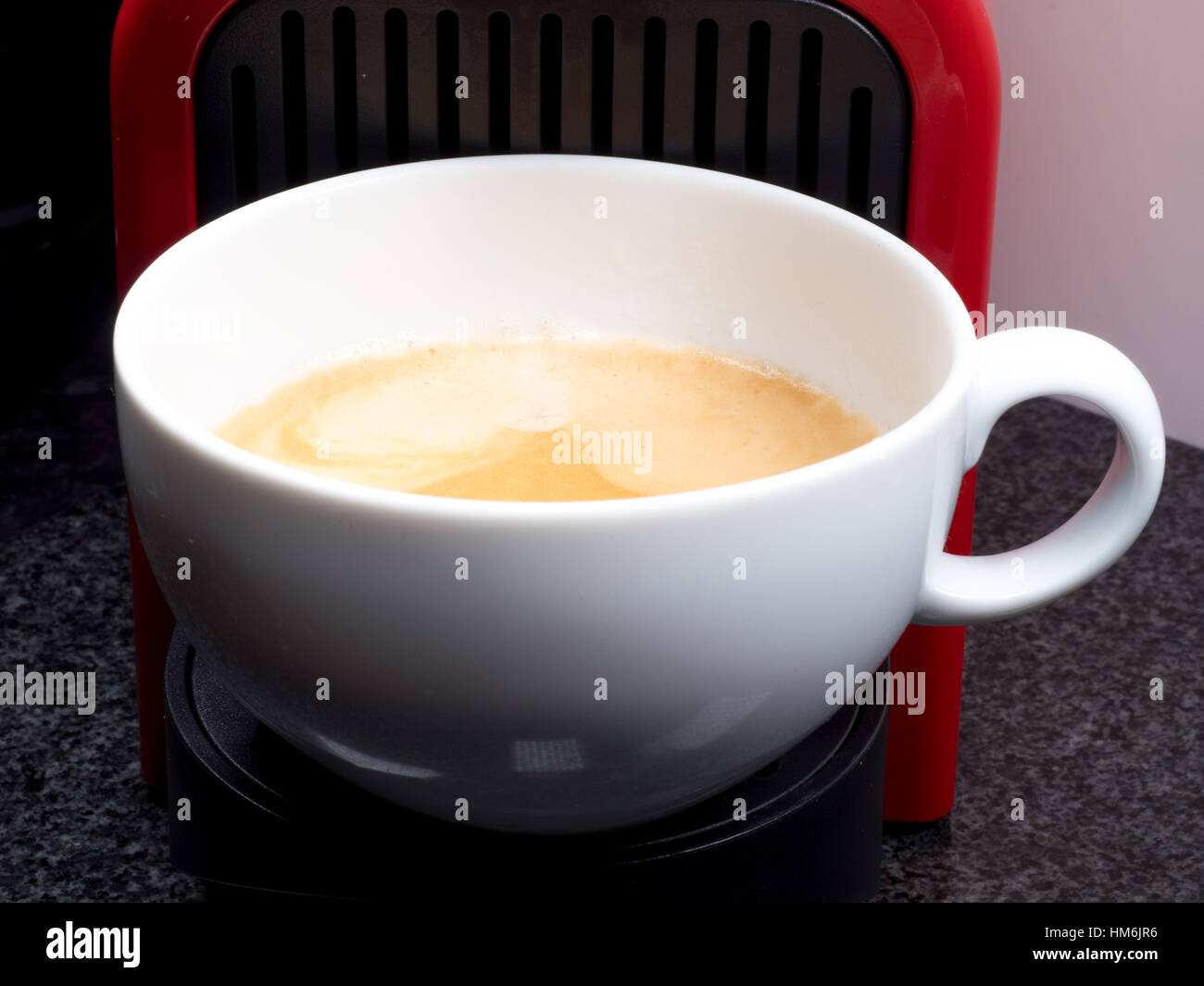 Un bianco tazza di caffè che mostra un espresso crema Foto Stock