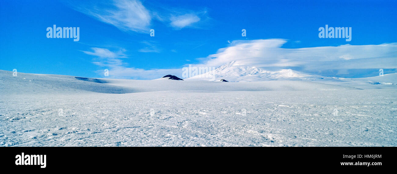 Il monte Erebus un vulcano attivo si innalza al di sopra del Ross Ice Shelf. Foto Stock