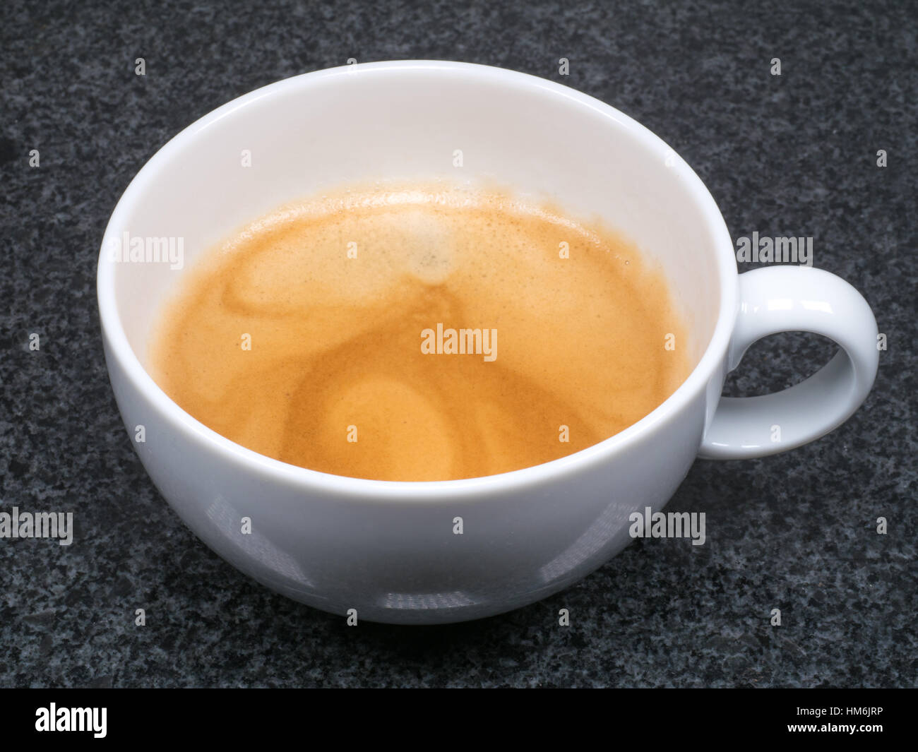 Un bianco tazza di caffè che mostra un espresso crema Foto Stock