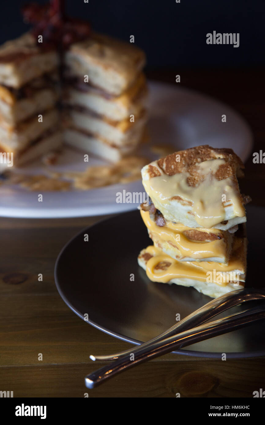 Fetta di salato frittelle sul piatto nero Foto Stock