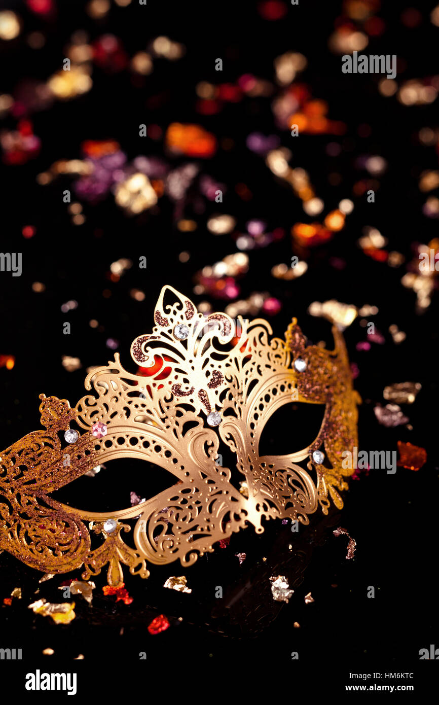 Oro maschera di Carnevale su sfondo nero Foto stock - Alamy