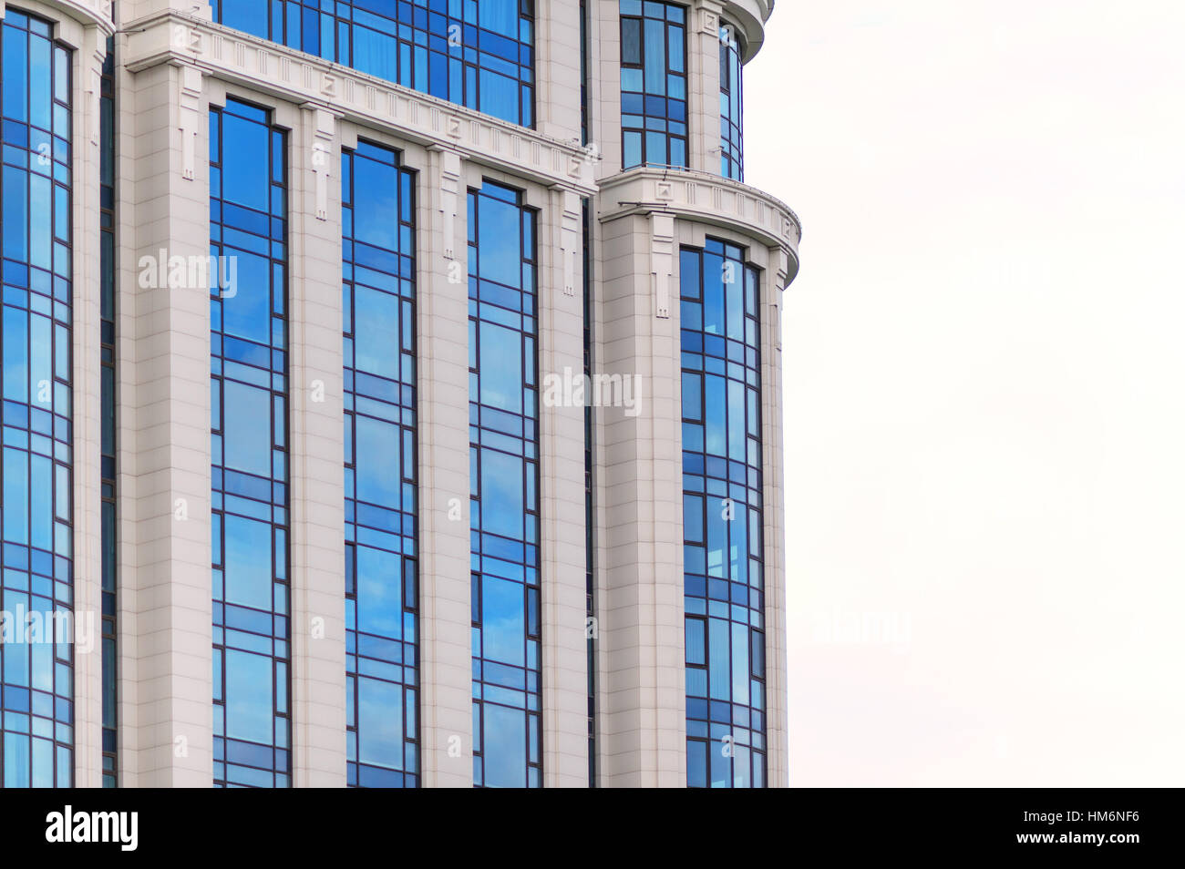 Multipiano grattacielo di vetro edificio per uffici su sfondo bianco Foto Stock