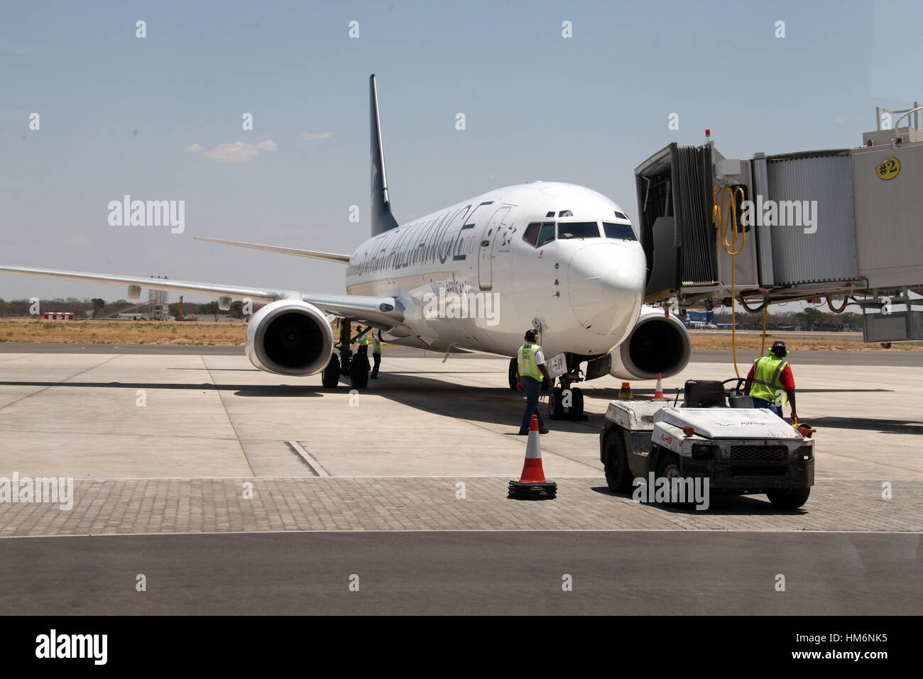 Piano di rifornimento a Victoria Falls aeroporto in Zimbabwe Foto Stock