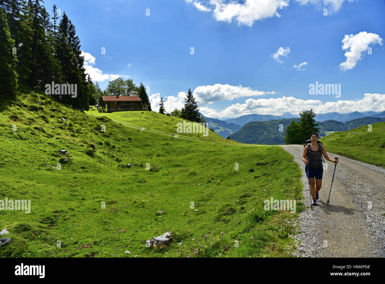 Giovane donna sulla strada per Teufelsgasse (Escursionismo percorso), Tirolo, Austria Foto Stock