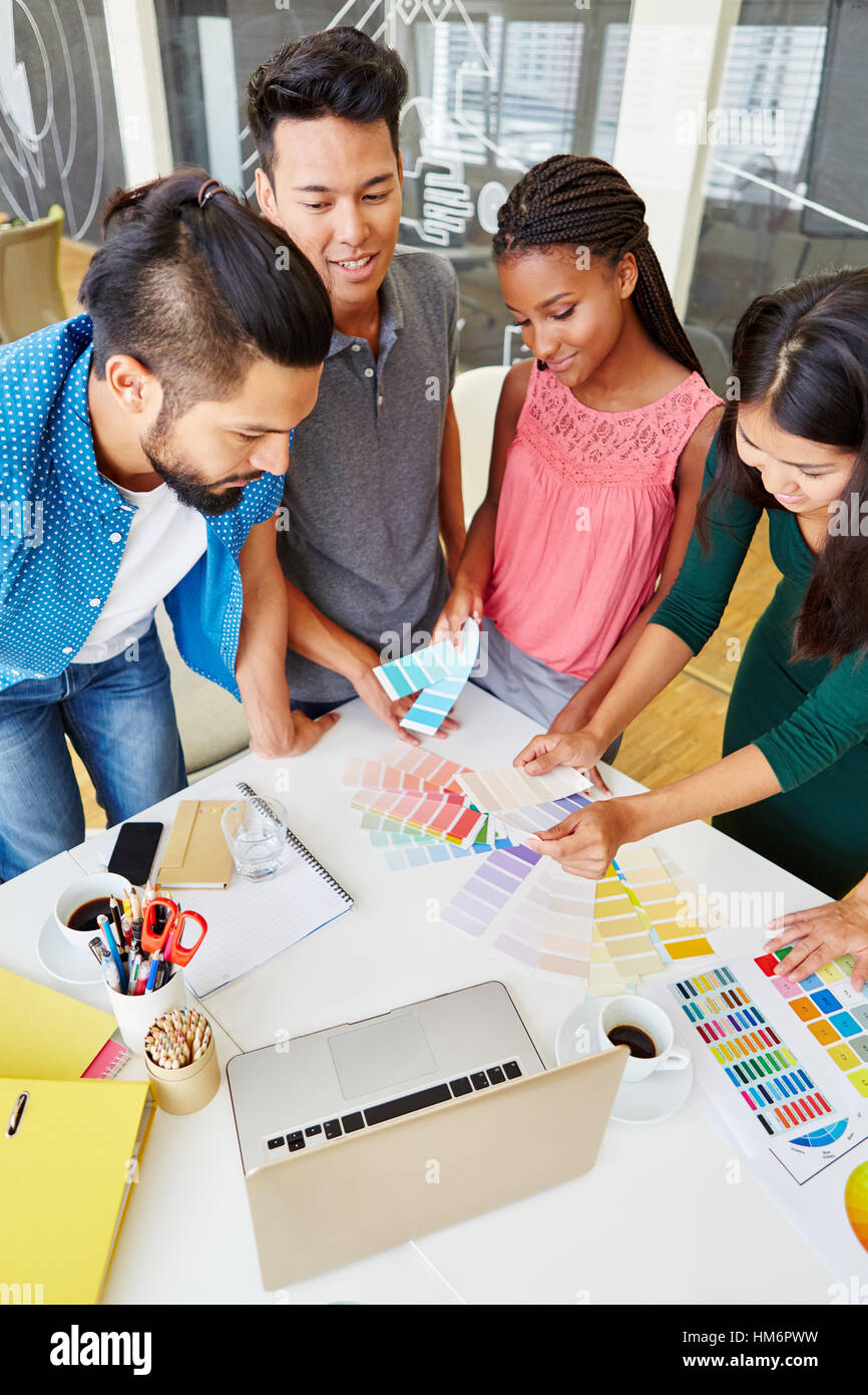 I giovani fondatori team partecipanti nel laboratorio creativo nel lavoro di squadra Foto Stock