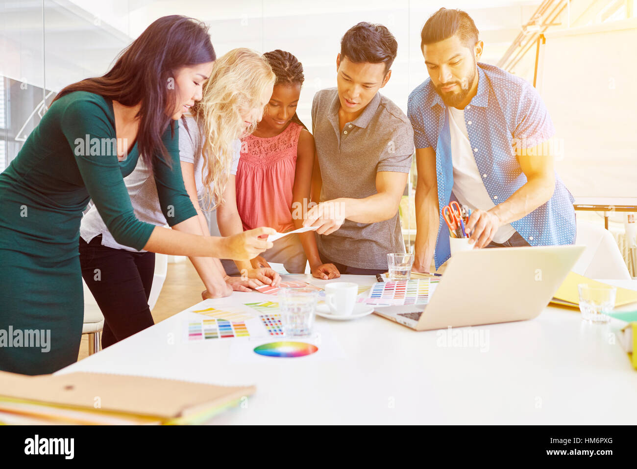 Creative workshop aziendali con start-up team di giovani presso l'ufficio Foto Stock