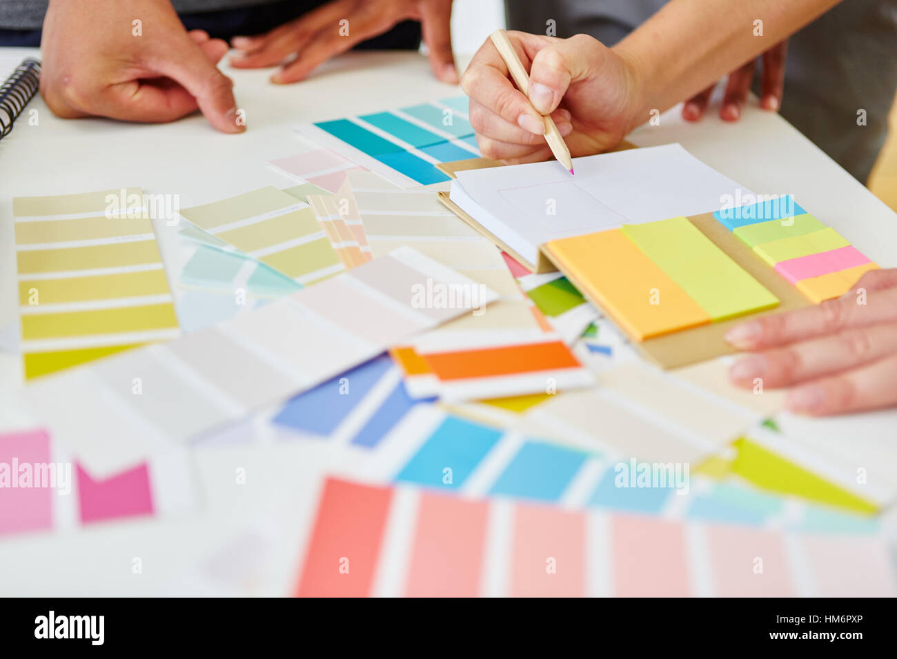 Il brainstorming creativo con il blocco note per le start-up business plan Foto Stock