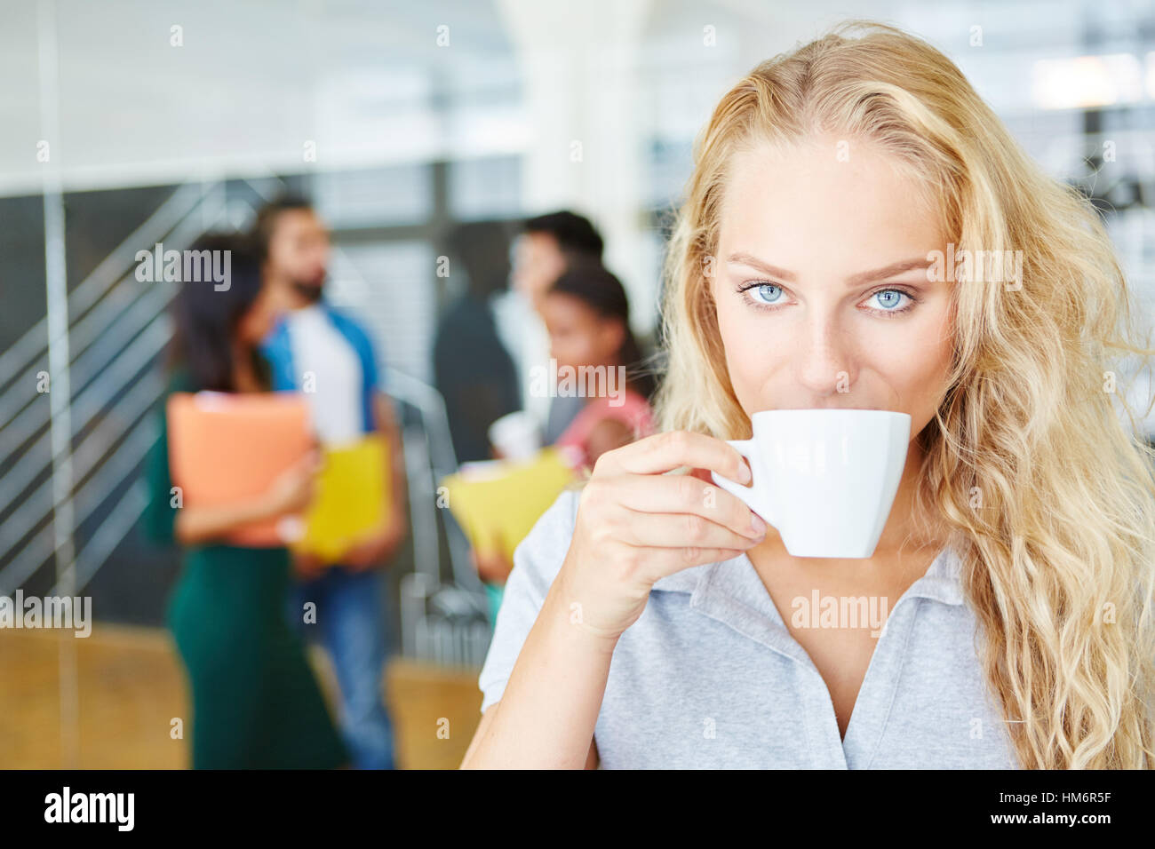 Giovane donna prendendo pausa caffè dal business meeting Foto Stock
