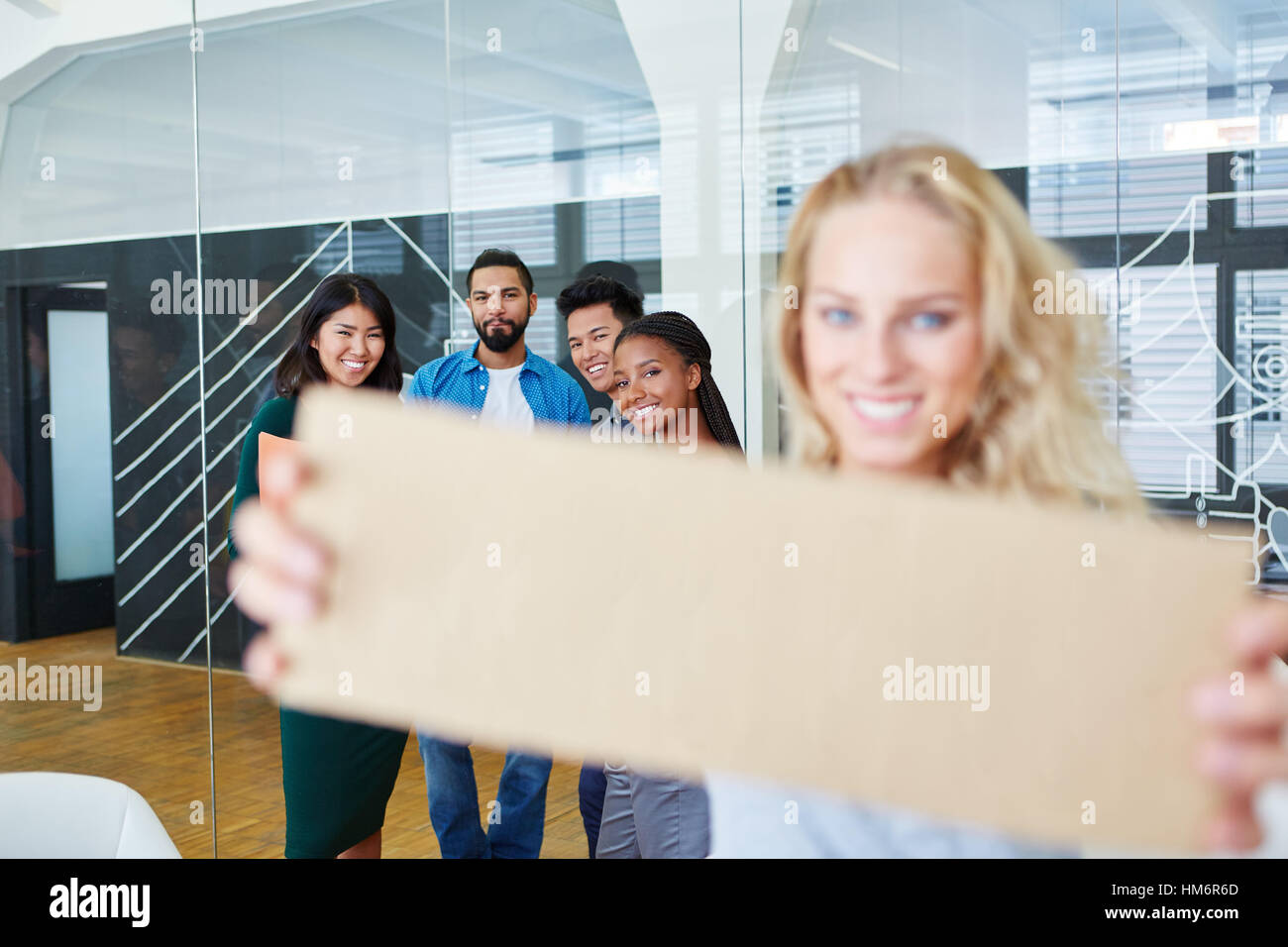 Il team Creative detiene il segno bianco in offive Foto Stock