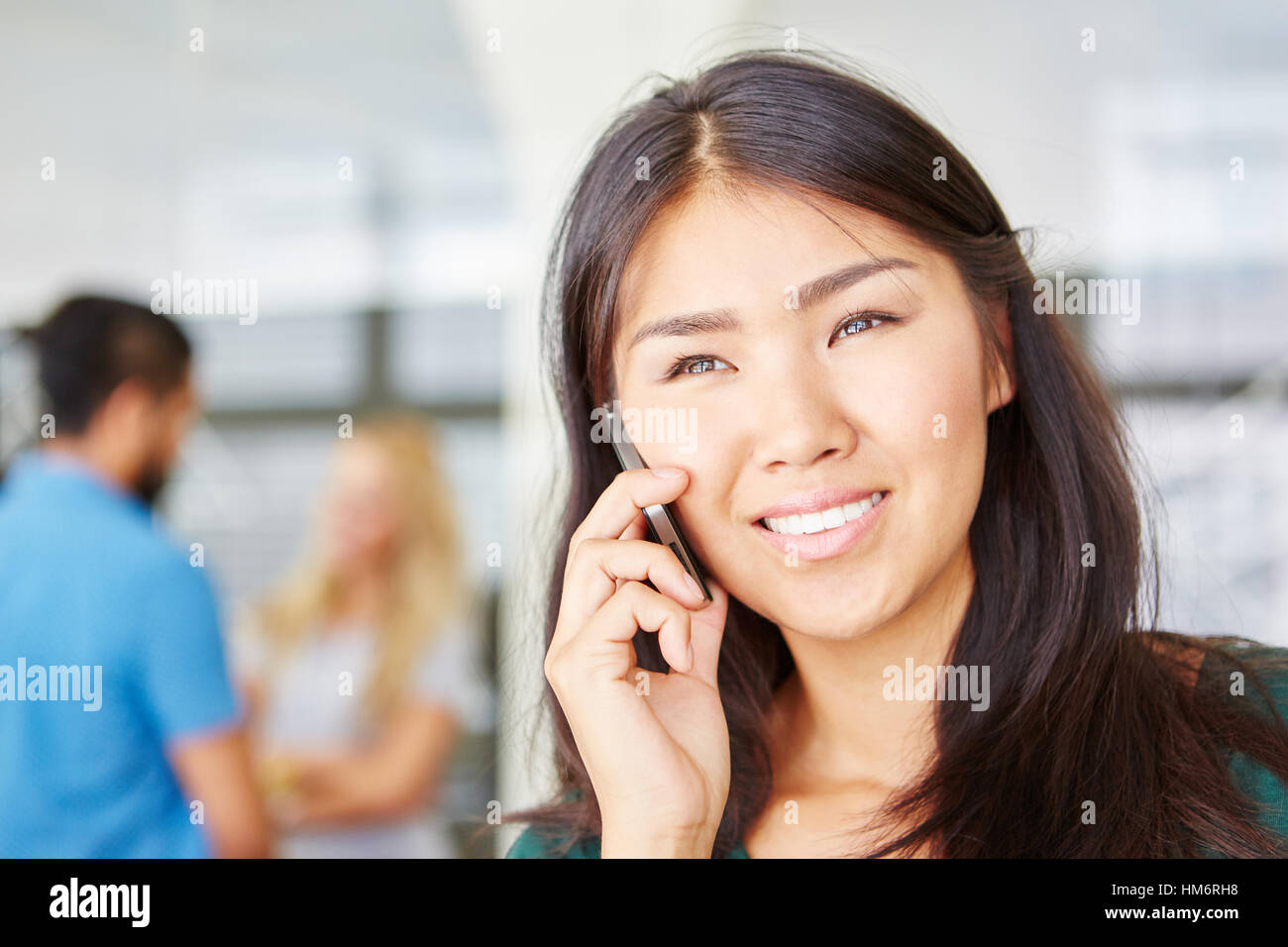 Business donna chiamando la hotline con telefono Foto Stock
