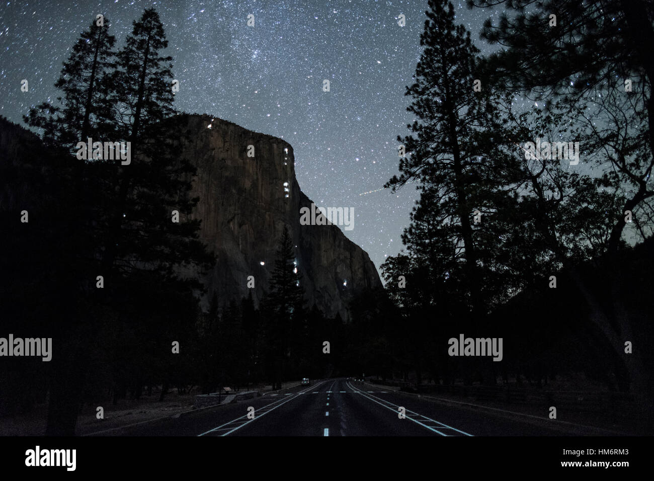 Paese strada che conduce verso la montagna nel Parco Nazionale di Yosemite di notte Foto Stock