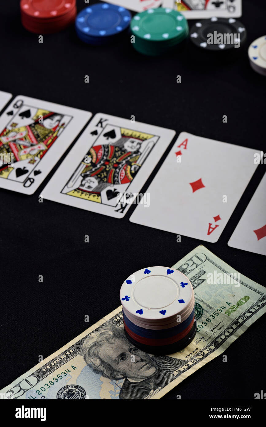 Gioco poker chips con denaro dollaro sulla tavola nera Foto Stock