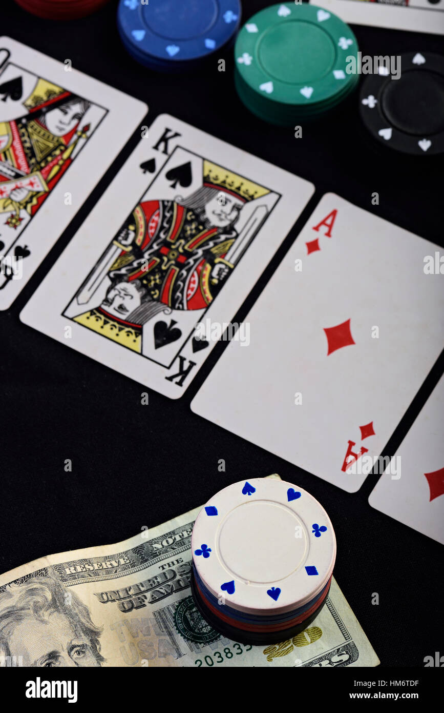 Close up di chip scommettere sul gioco del poker su sfondo nero Foto Stock