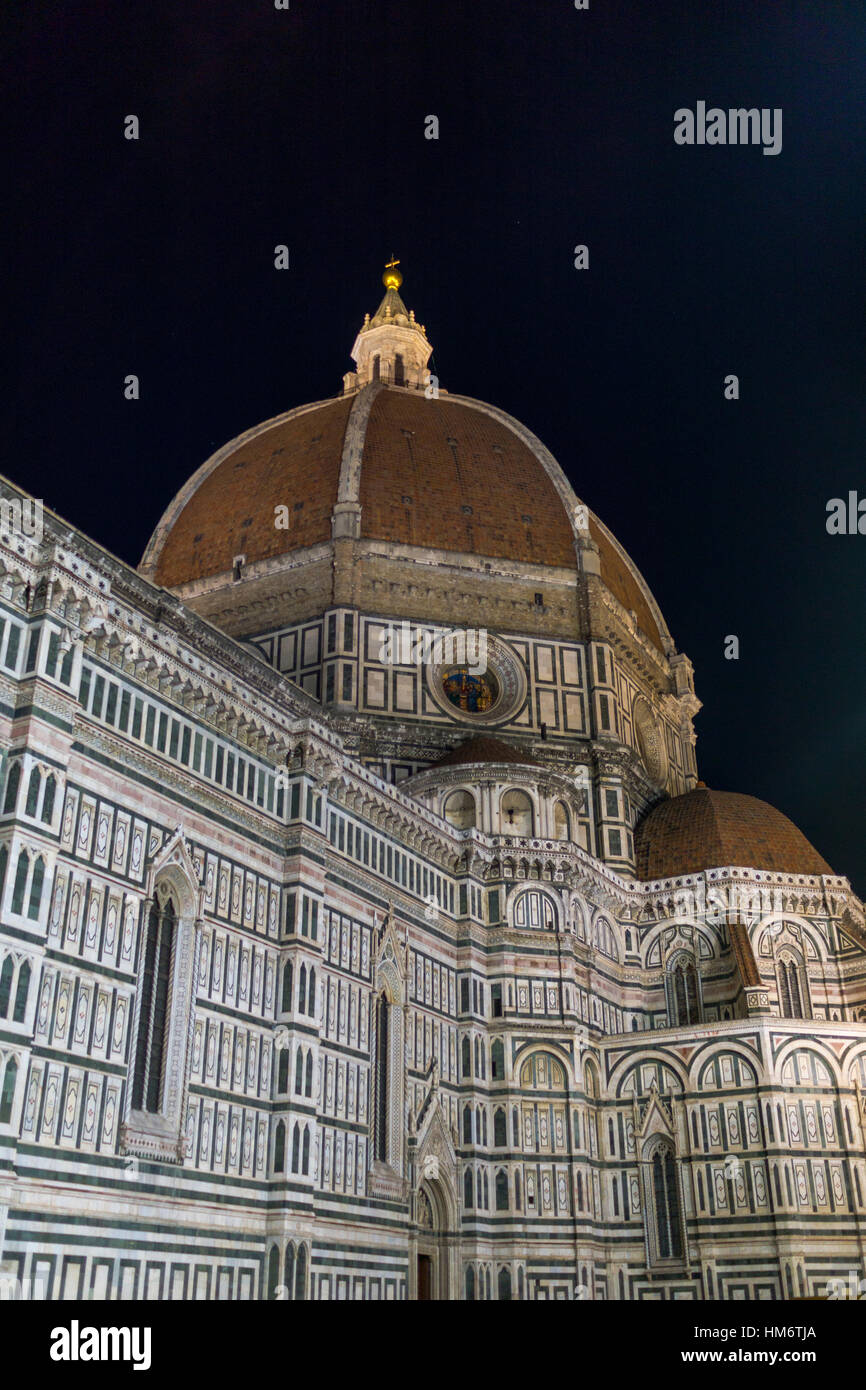Basso angolo vista del Duomo di Santa Maria del Fiore contro il cielo di notte Foto Stock