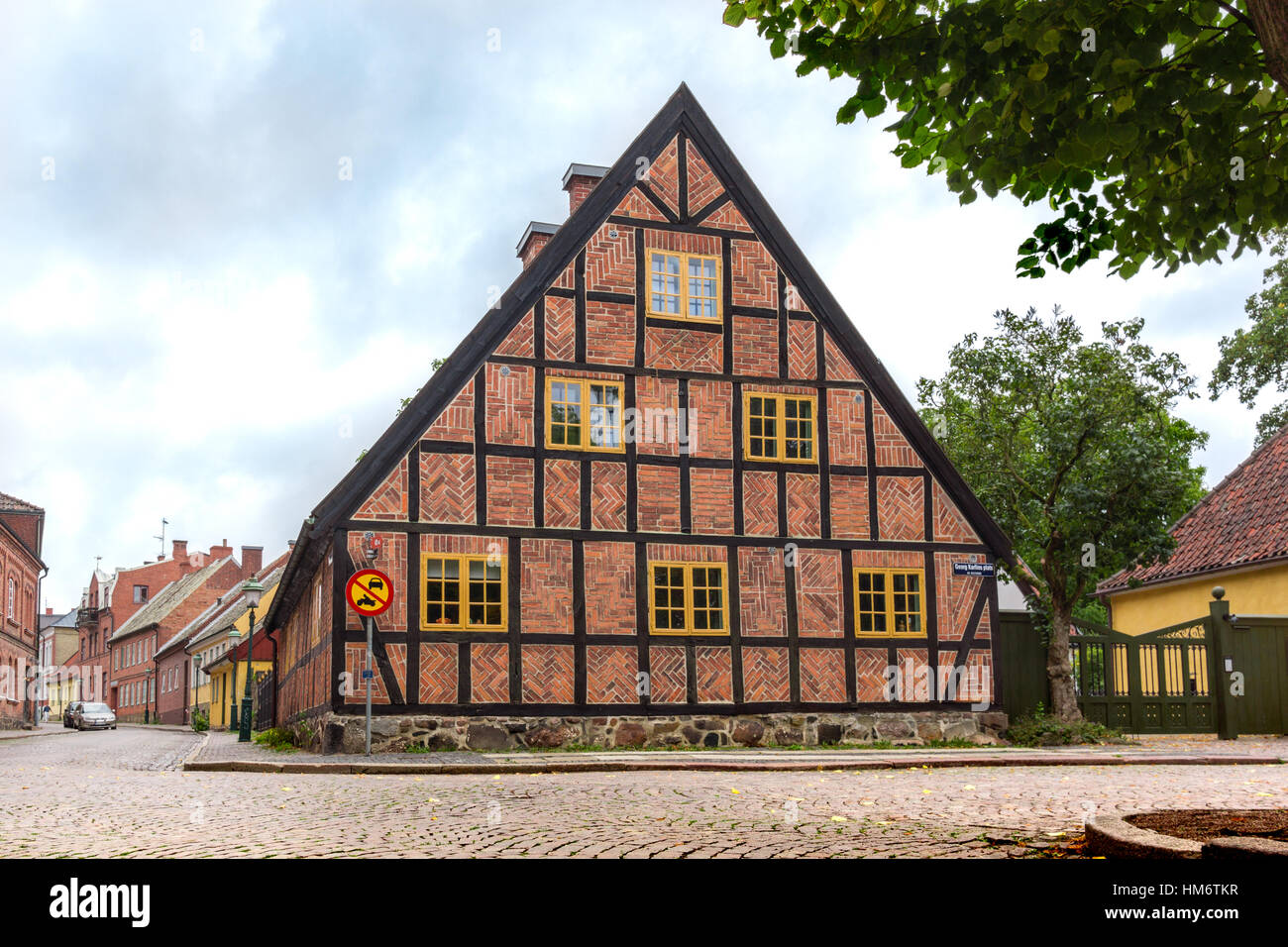 Vecchia casa in legno e muratura in città svedese Lund contro il cielo blu Foto Stock