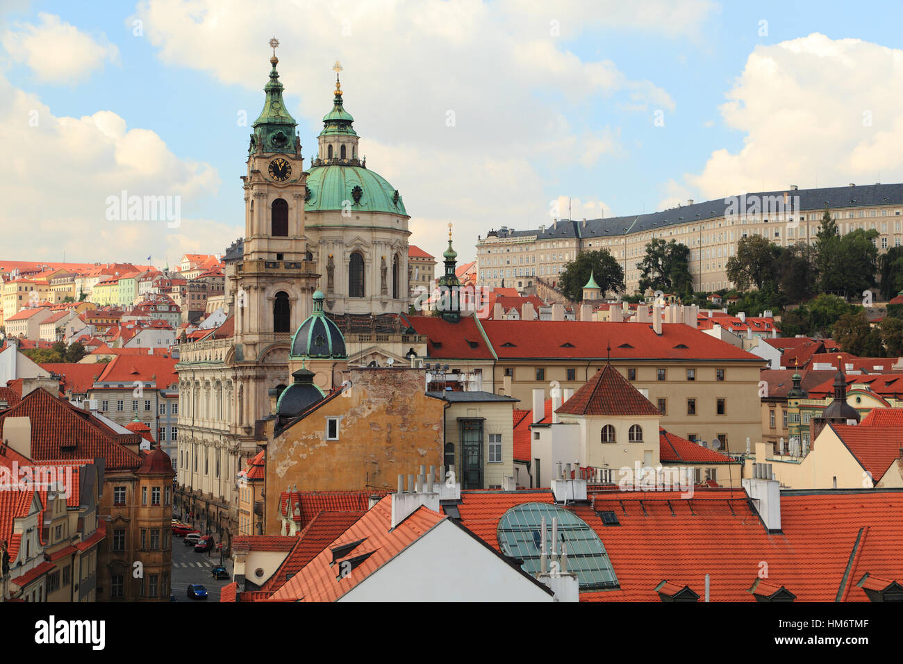 Città di Praga - vista a ovest di Lesser (Malá Strana) e la chiesa di San Nicola del minor torre del ponte della città (Charles Bridge). Foto Stock