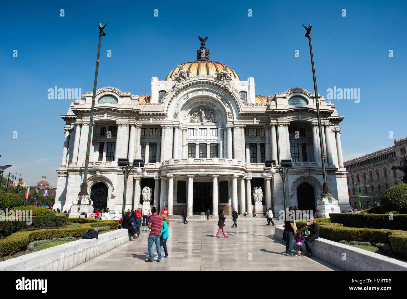 Il Palacio de Bellas Artes del Messico ospita il teatro nazionale. Con un esterno che è un mix di Neo Classicical e stile Art Nouveau e di un interno che dell'Art Deco, è ampiamente considerato come il più bel edificio nel cuore di Città del Messico. Si data agli inizi del XX secolo e si trova nel centro storico di Città del Messico che è designato come Sito del Patrimonio Mondiale dell'UNESCO. Foto Stock