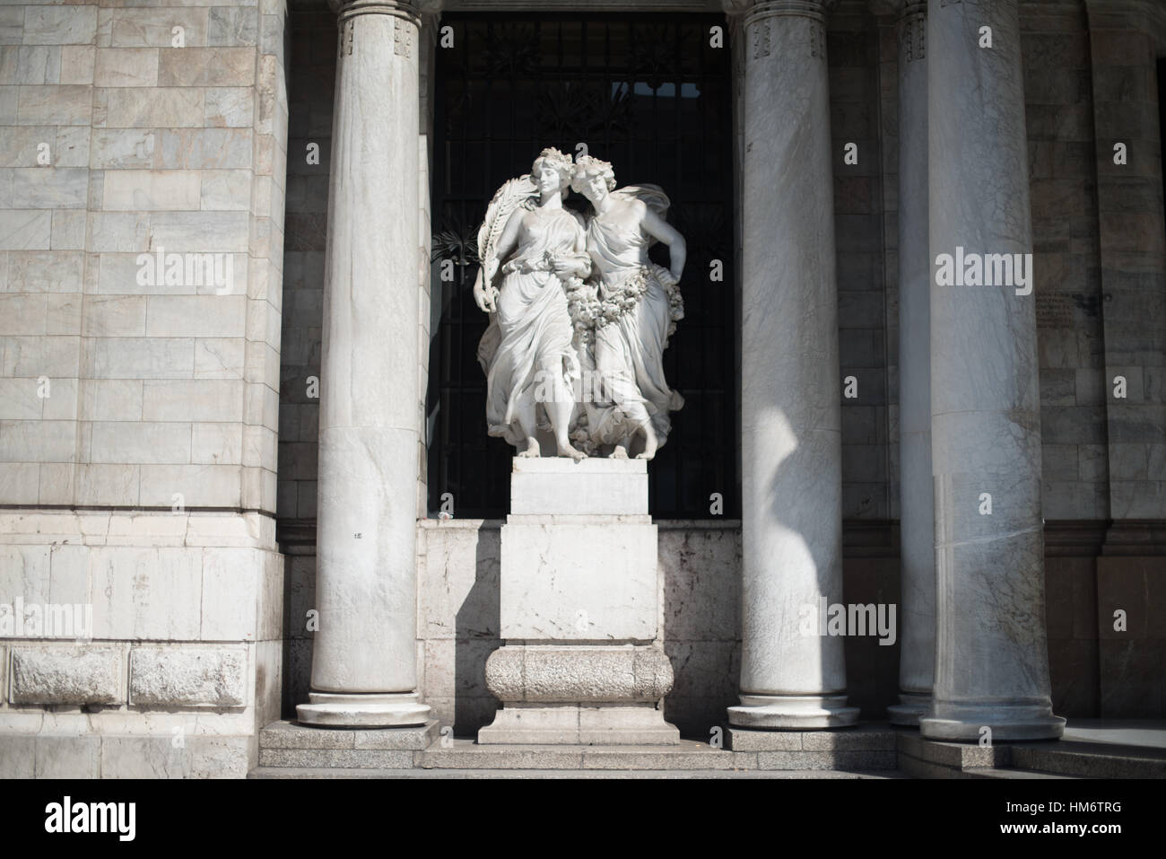 Palacio De Bellas Artes sculture allegoriche città del Messico // CITTÀ DEL MESSICO, Messico - due sculture allegoriche femminili dell'artista italiano Leonardo Bistolfi, che rappresentano musica e ispirazione, adornano la facciata del Palacio de Bellas Artes. Queste figure classiche completano la nascita di Venere lunetta di Bistolfi, che simboleggia l'armonia, posizionata nel frontone ad arco direttamente sopra l'ingresso. Le sculture fanno parte del programma decorativo originale del palazzo all'inizio del XX secolo, creato quando l'edificio è stato progettato come il principale luogo culturale del Messico. Il Palacio de Bellas Artes Foto Stock
