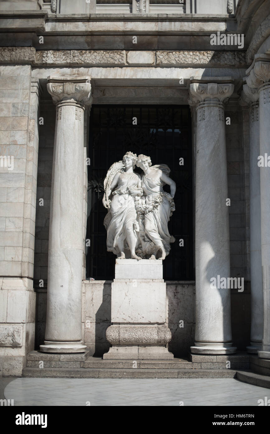 Palacio De Bellas Artes sculture allegoriche città del Messico // CITTÀ DEL MESSICO, Messico - due sculture allegoriche femminili dell'artista italiano Leonardo Bistolfi, che rappresentano musica e ispirazione, adornano la facciata del Palacio de Bellas Artes. Queste figure classiche completano la nascita di Venere lunetta di Bistolfi, che simboleggia l'armonia, posizionata nel frontone ad arco direttamente sopra l'ingresso. Le sculture fanno parte del programma decorativo originale del palazzo all'inizio del XX secolo, creato quando l'edificio è stato progettato come il principale luogo culturale del Messico. Il Palacio de Bellas Artes Foto Stock